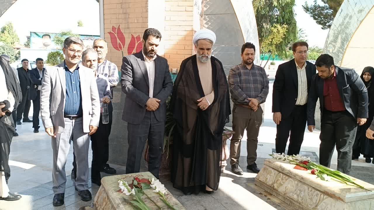 تجدید میثاق و ادای احترام رئیس دادگستری و دادستان عمومی و انقلاب و هیئت همراه قضایی با شهدای گمنام آرامستان دارالسلام