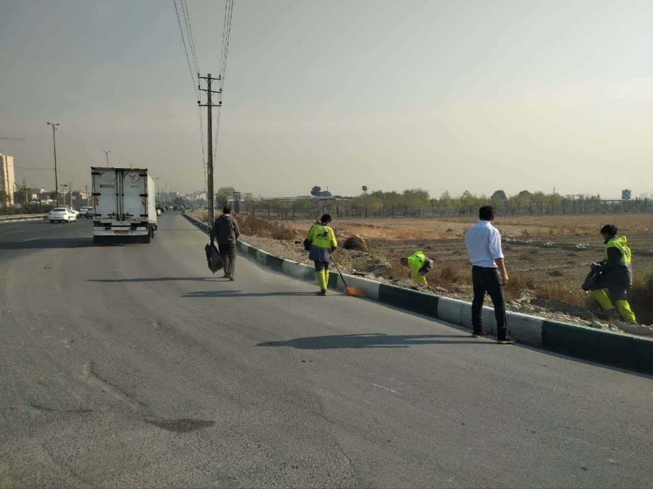 جمع‌آوری نخاله‌های ساختمانی حاشیه اتوبان الغدیر توسط نیروهای خدمات شهری شهرداری منطقه شش